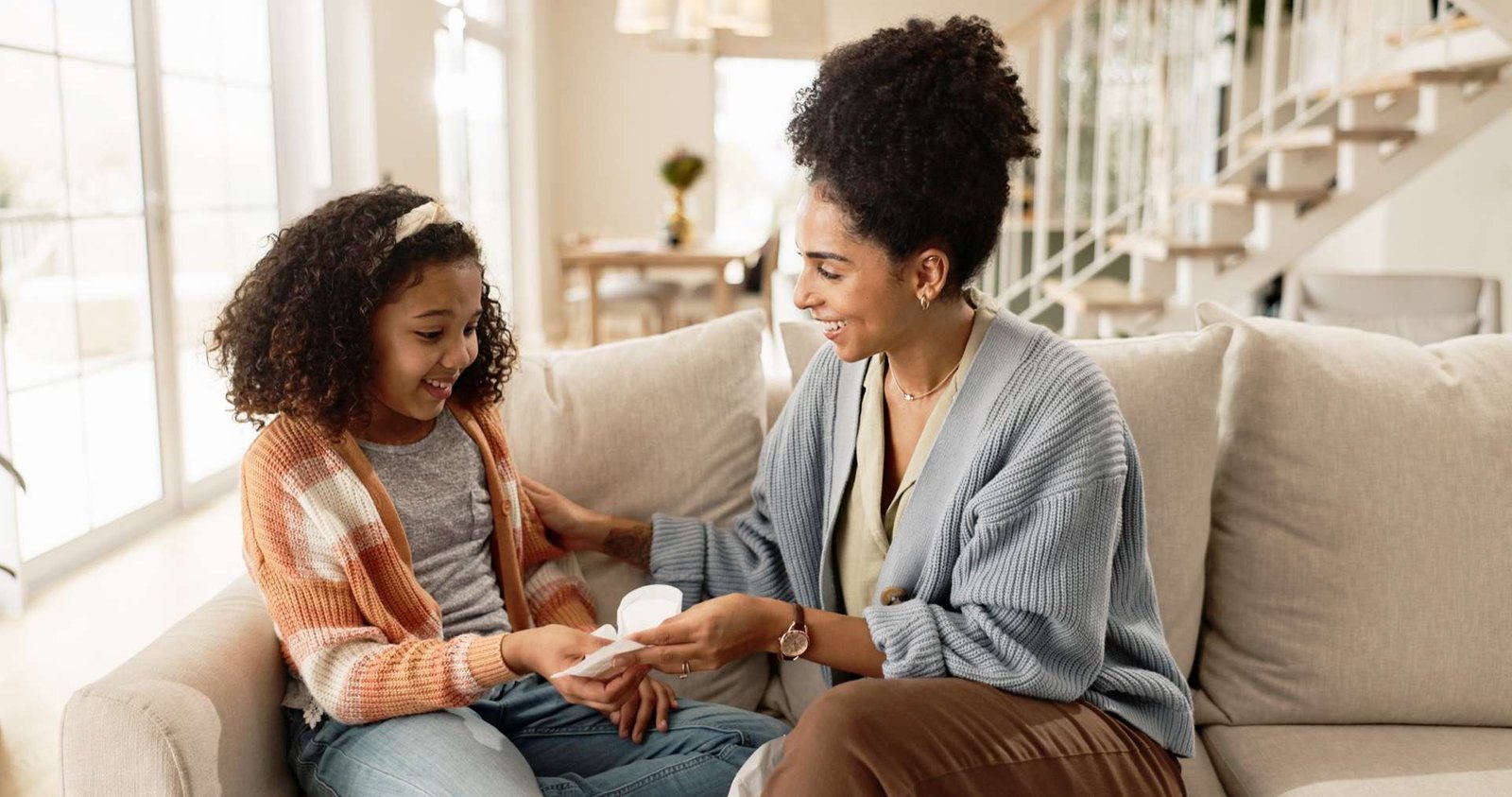 Fillettes devant un repas - influence de l'alimentation sur la puberté