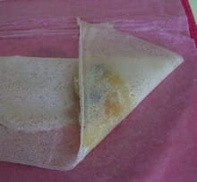 Pliage en triangle de la feuille de brick