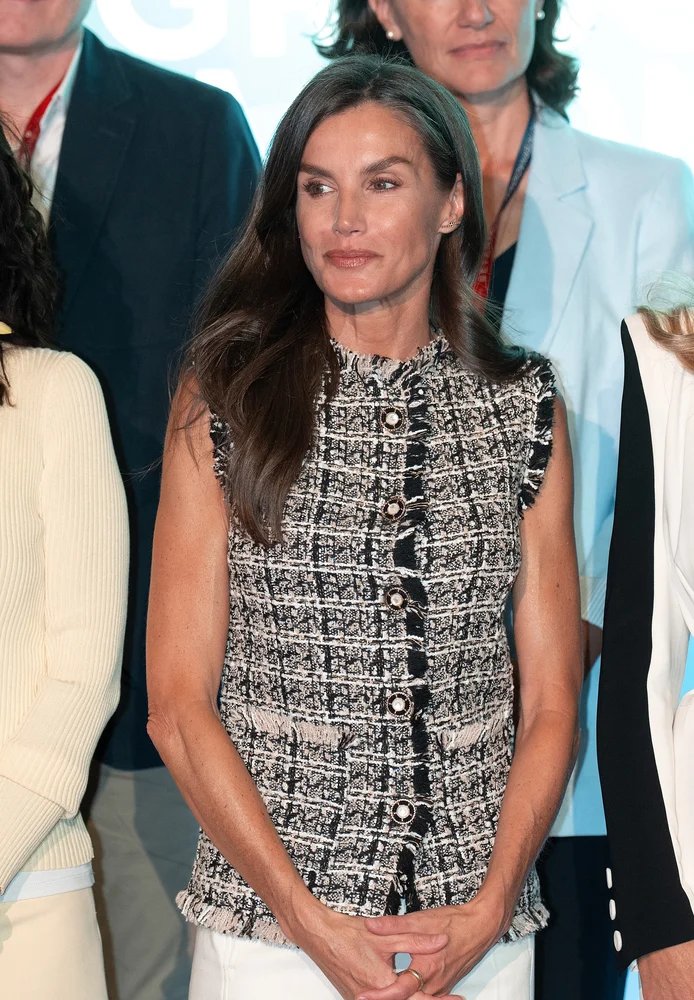 Letizia arbore avec grâce son gilet tweed