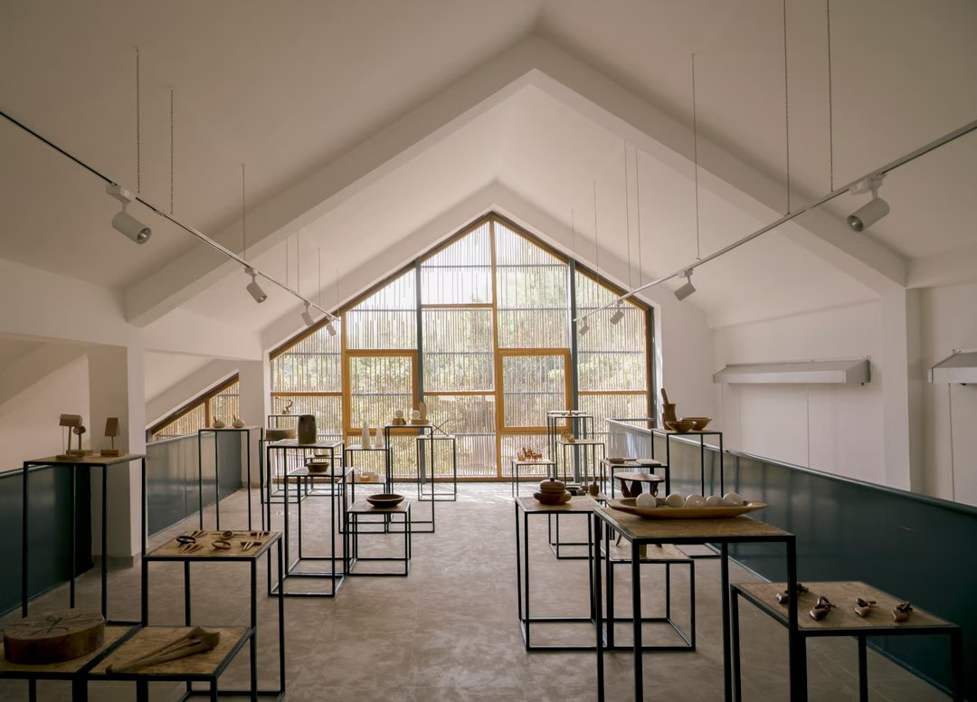 Intérieur rénové de l'Ifrane Craft Exhibition