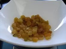 Ajout des raisins secs et du miel
