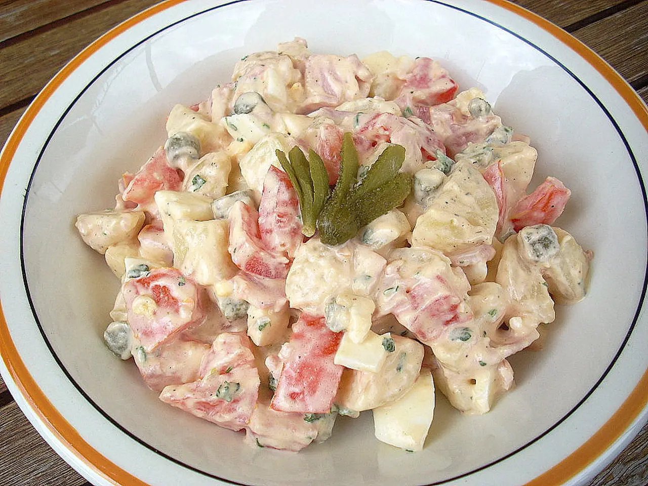 Salade piémontaise dans une assiette blanche