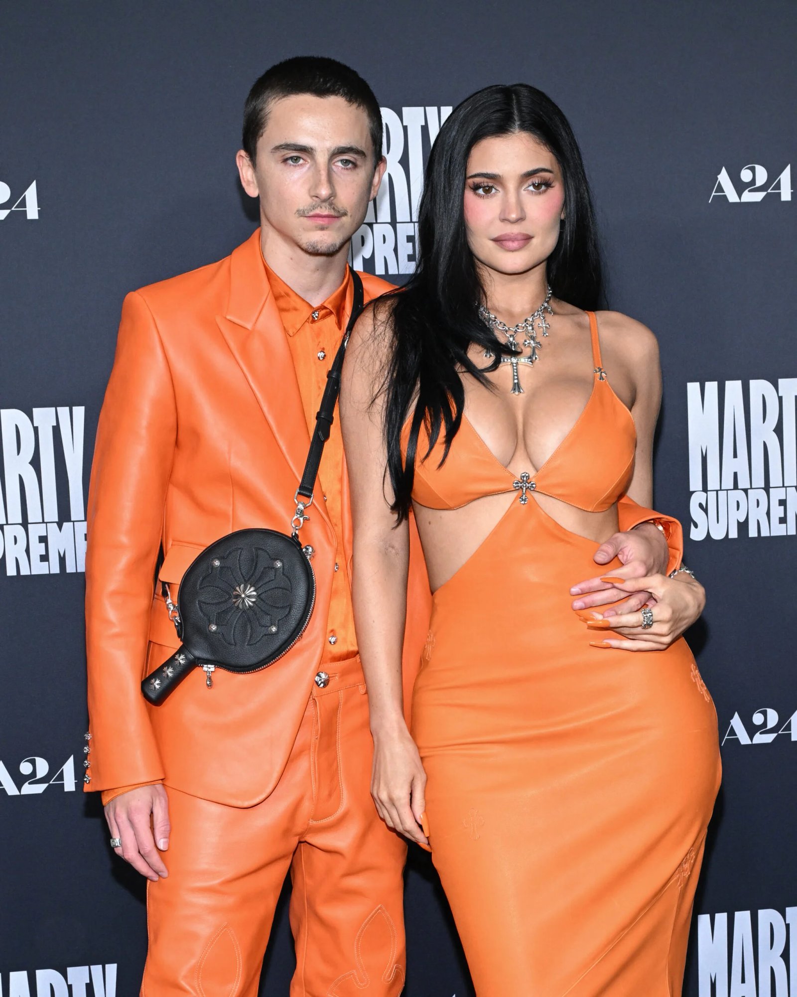 Timothée Chalamet et Kylie Jenner enlacés en total look orange