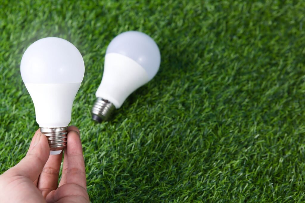 Ampoule LED basse consommation dans une maison