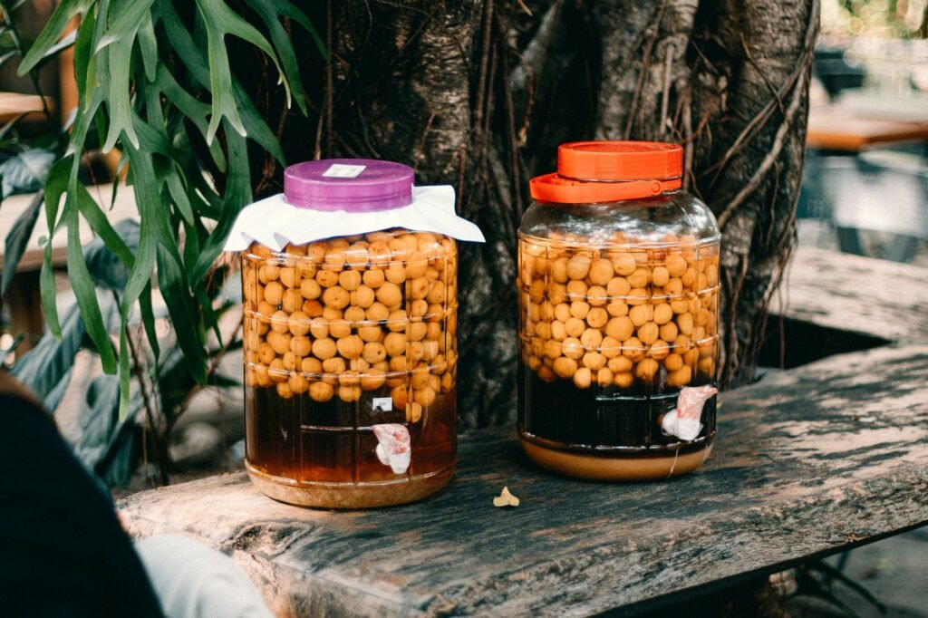 Bocal en verre de kéfir de fruits en fermentation
