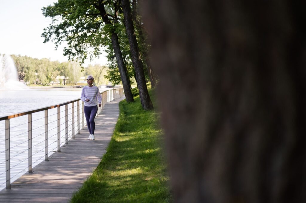Femme marchant en plein air pour réduire son stress quotidien