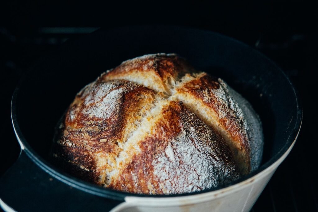 Pain maison croustillant cuit dans une cocotte en fonte