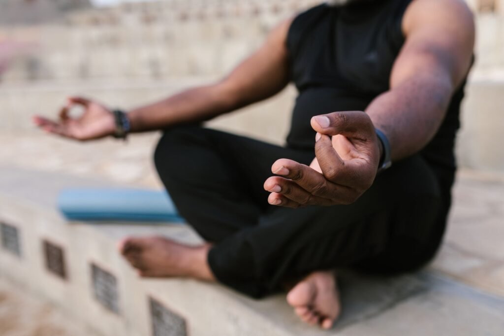 Personne pratiquant un exercice de respiration pour gérer son stress