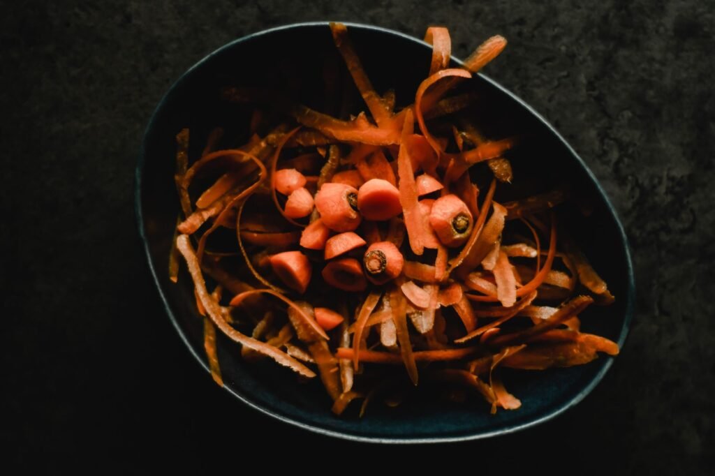 Pesto de fanes de carottes préparé à partir d'épluchures