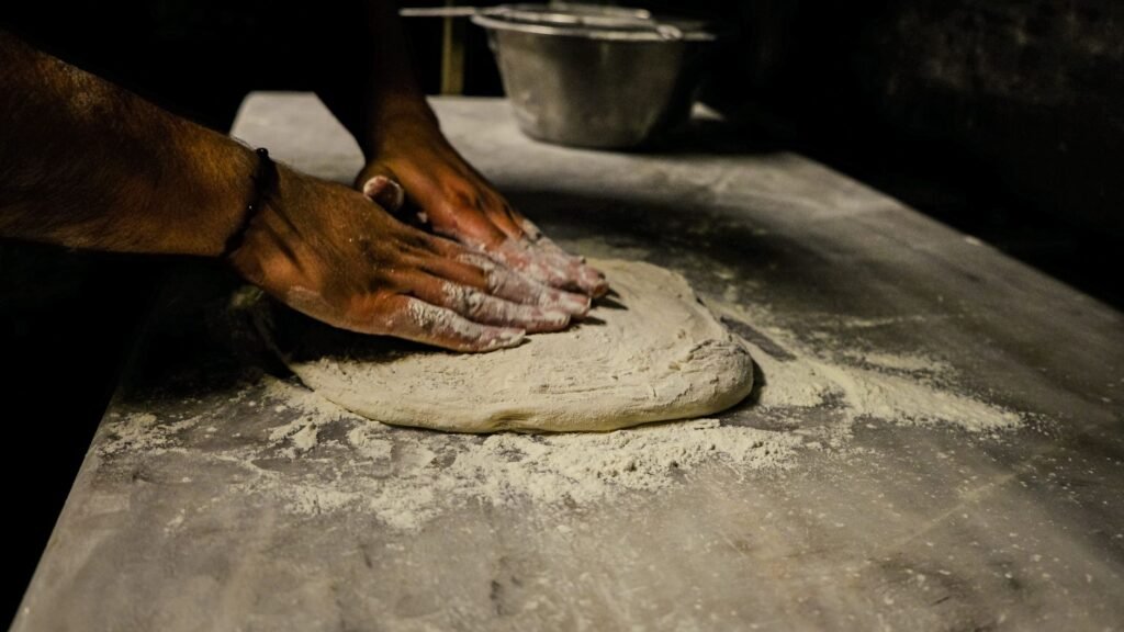 Pétrissage de la pâte à pain à la main sur un plan de travail fariné