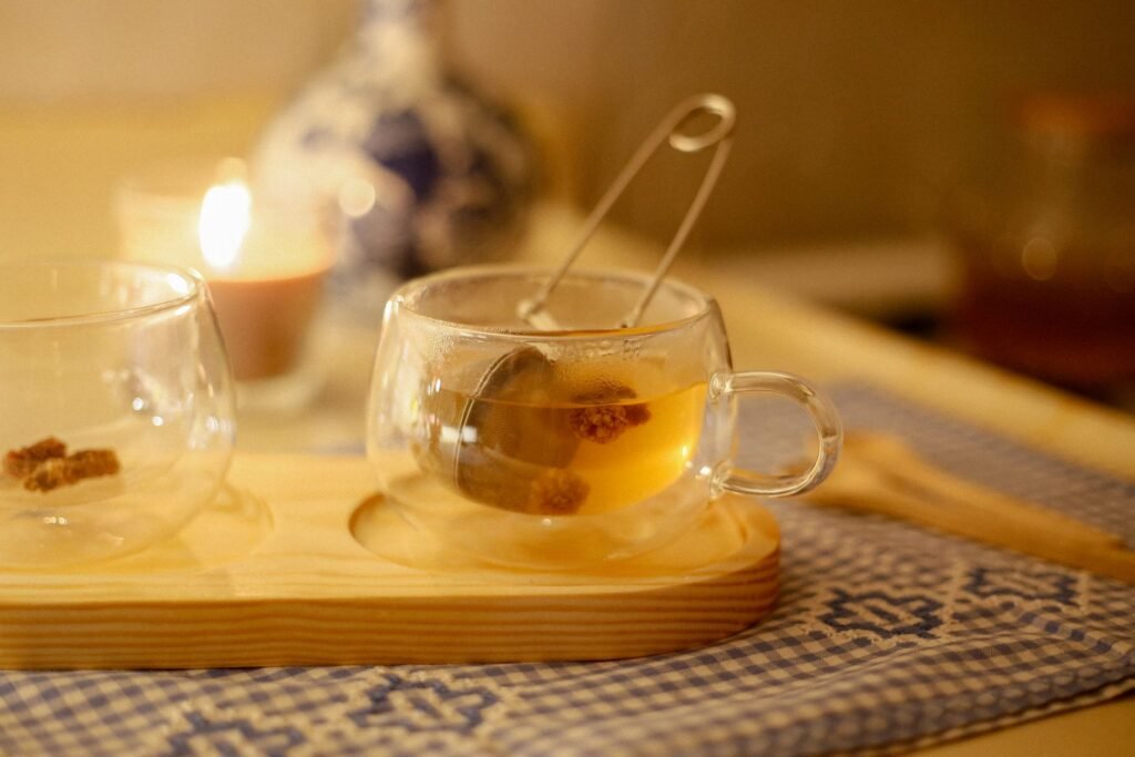 Tasse de tisane du soir pour favoriser la détente et l’endormissement