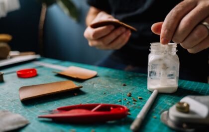 Comment enlever la colle forte sur les mains, vêtements et surfaces