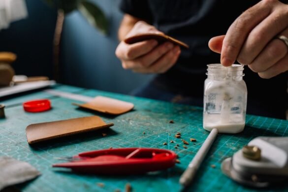 Comment enlever la colle forte sur les mains, vêtements et surfaces