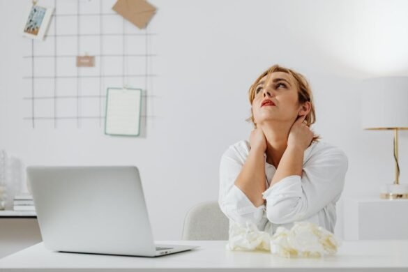 Comment soulager le mal de dos au bureau : postures et exercices