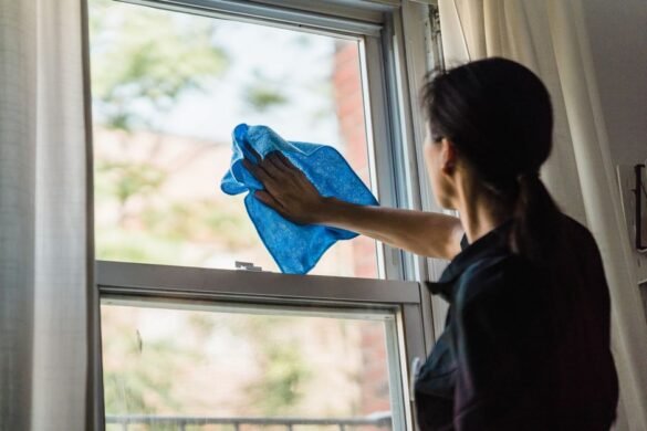 Comment nettoyer les vitres sans traces : le guide complet