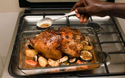 Combien de temps cuire un poulet au four : temps et astuces