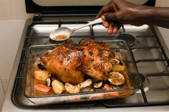 Combien de temps cuire un poulet au four : temps et astuces