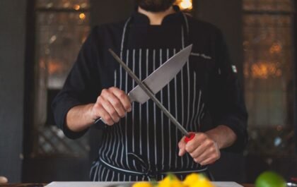 Comment bien affûter ses couteaux de cuisine : le guide pratique