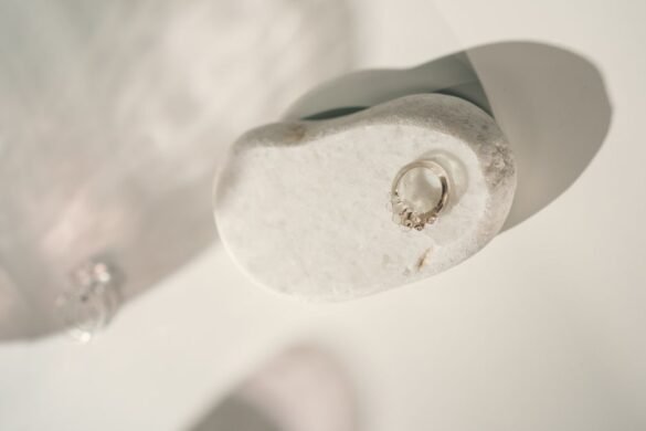 Comment nettoyer ses bijoux en argent noirci facilement