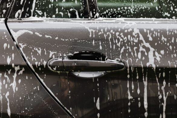 Comment bien laver sa voiture soi-même sans abîmer la carrosserie