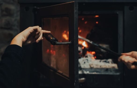 Nettoyer la vitre d'un insert ou d'un poêle à bois sans frotter